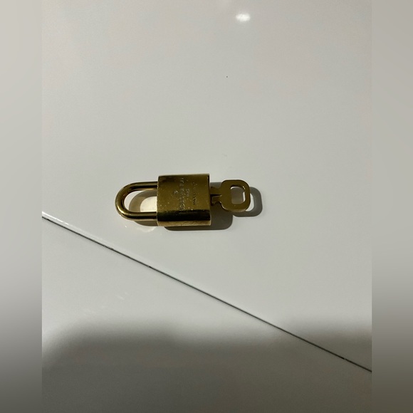 Louis Vuitton Lock & Key - Picture 3 of 4